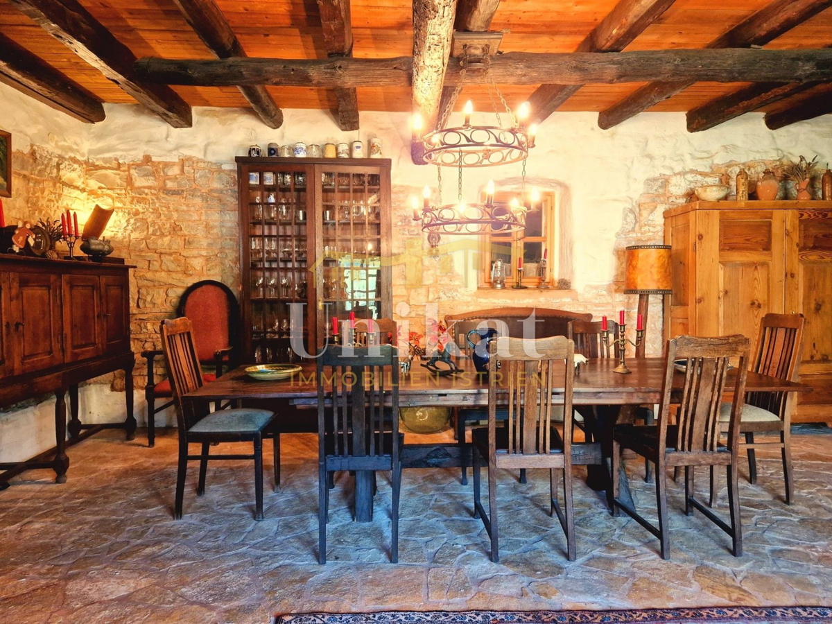 Autentica proprietà con casa in pietra e ampio terreno